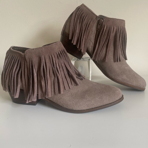 Steve Madden Patzee Suede Low Heel Fringe Ankle Booties Size 8 NWOT w/ Defects - Picture 1 of 16